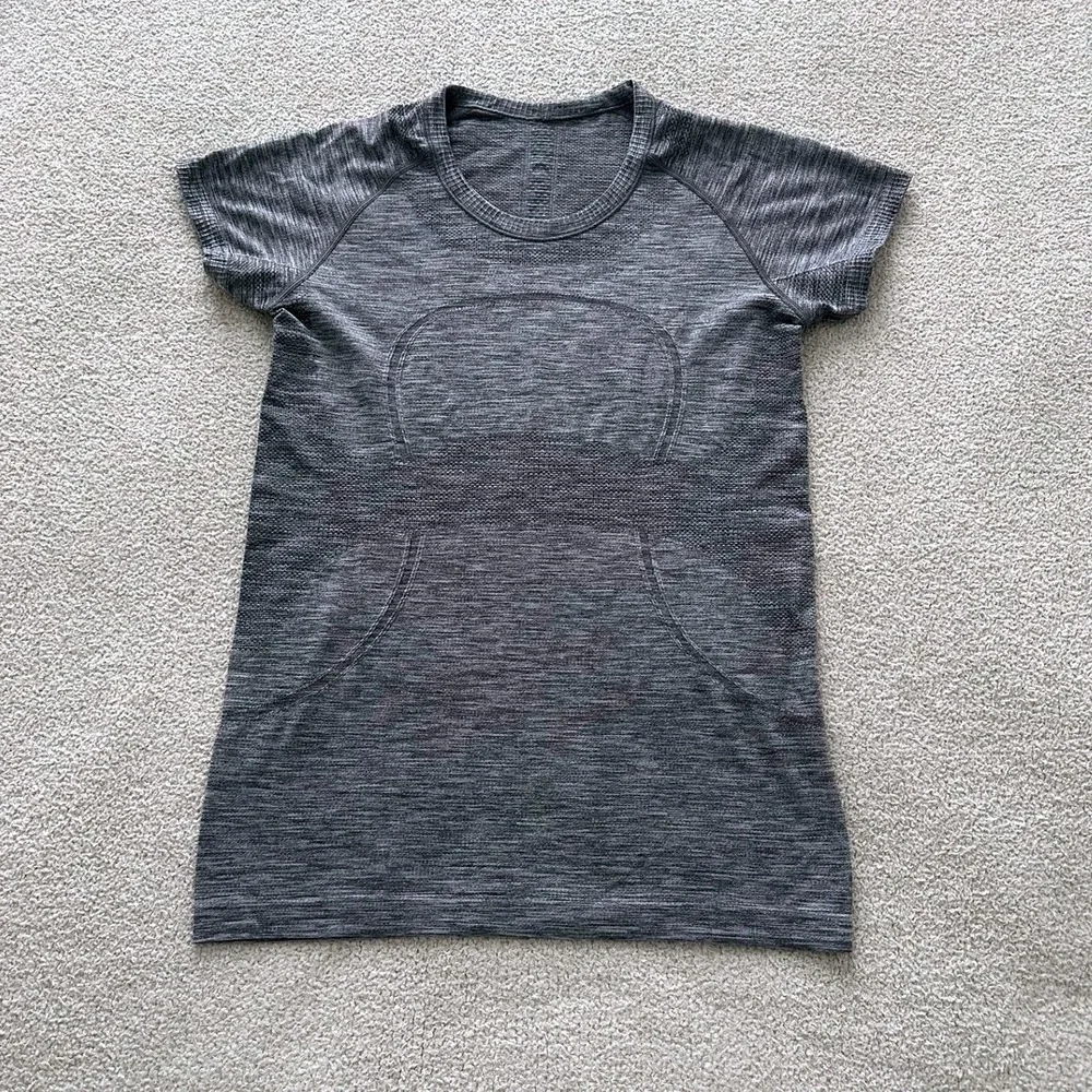 lululemon Women's Swiftly Tech Short Sleeve size 10 in Grey